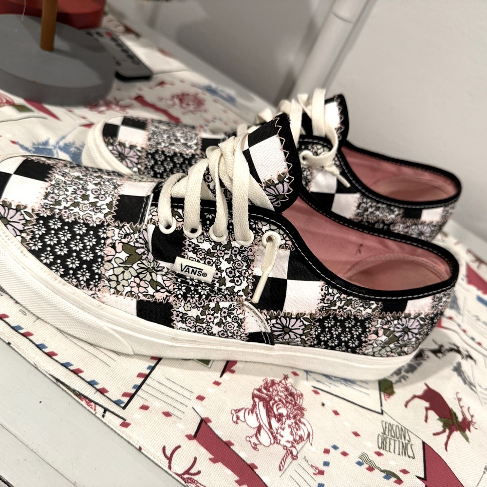 Men’s size 10 bandana checkered Vans. Like new. Worn once!